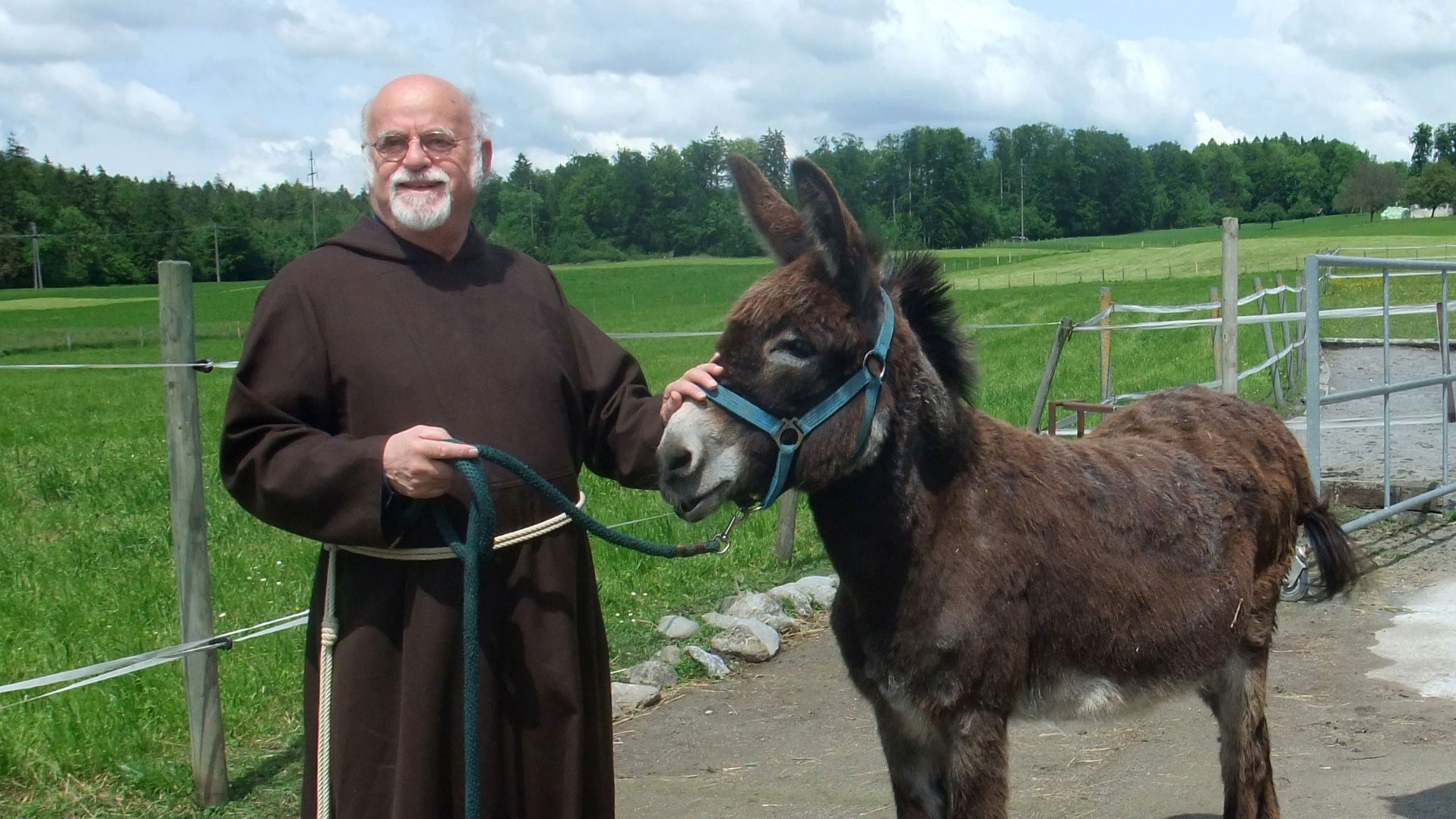 Dr. Anton Rotzetter mit Esel (Foto: AKUT)