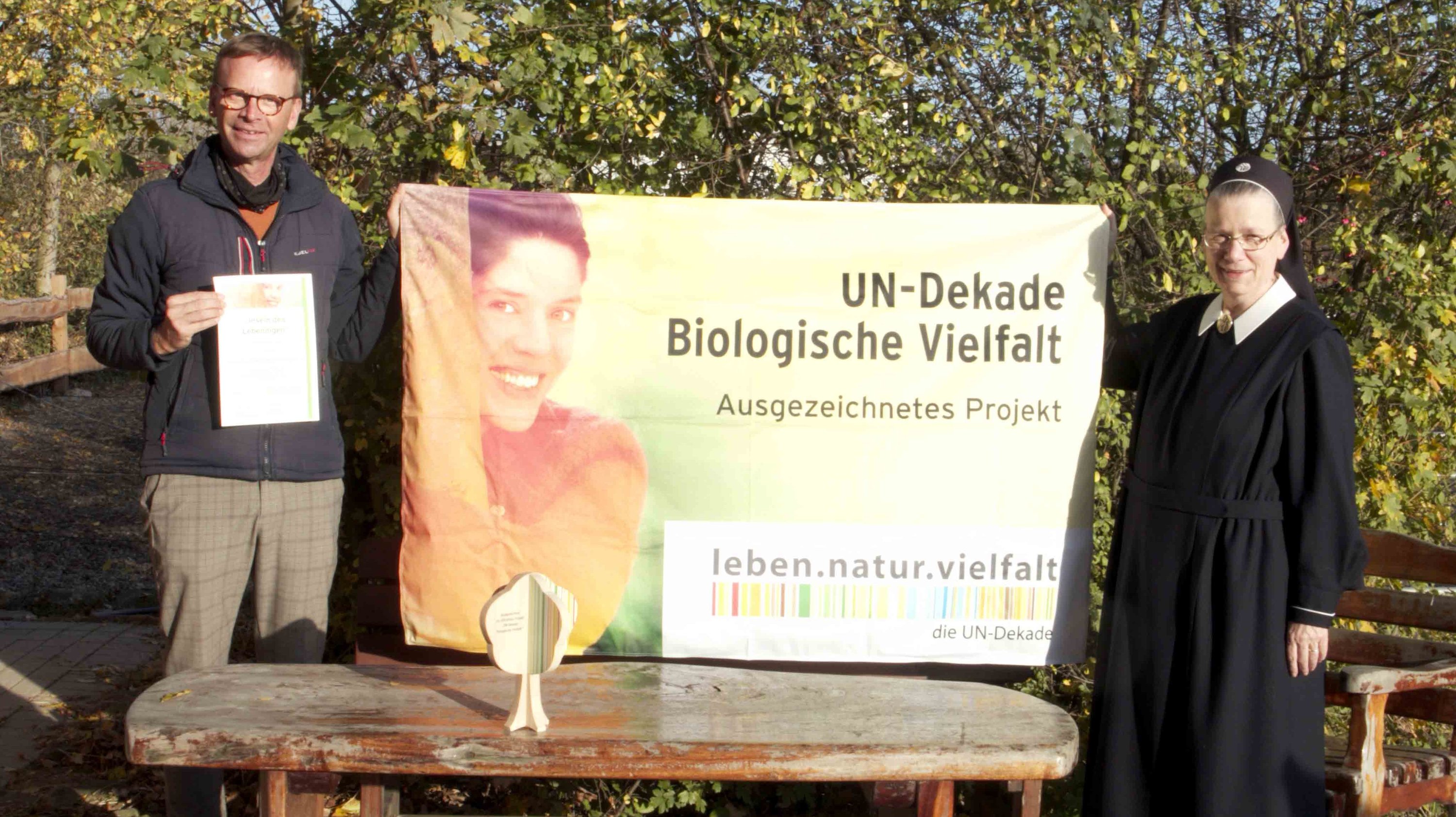 Dr. Rainer Hagencord und Sr. Juttamaria mit der Auszeichnung der UN-Dekade Biologische Vielfalt