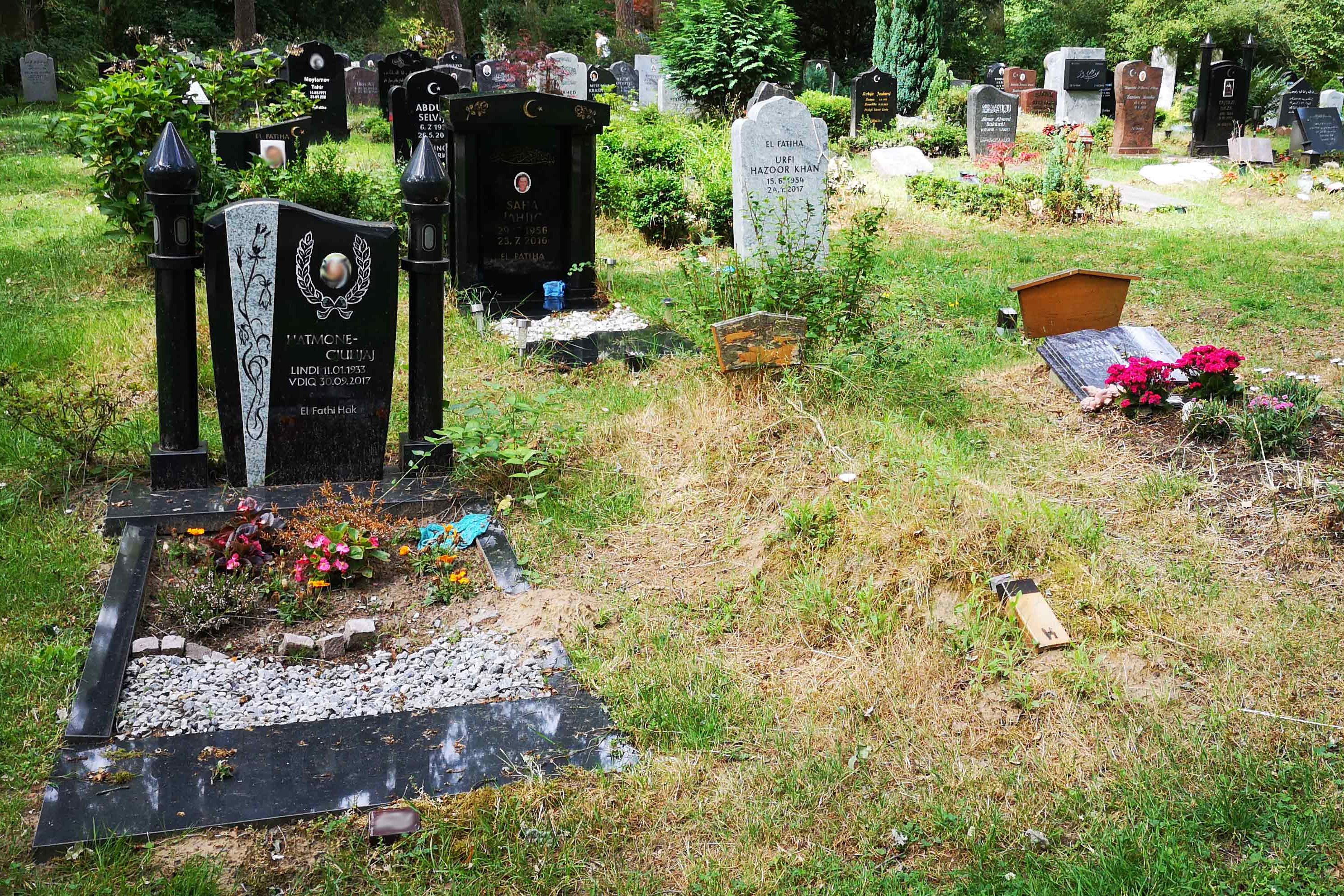 Waldfriedhof Lauheide - Muslimisches Grabfeld (Foto: Tonja Cappiello) Waldfriedhof Lauheide - Muslimisches Grabfeld (Foto: Tonja Cappiello)